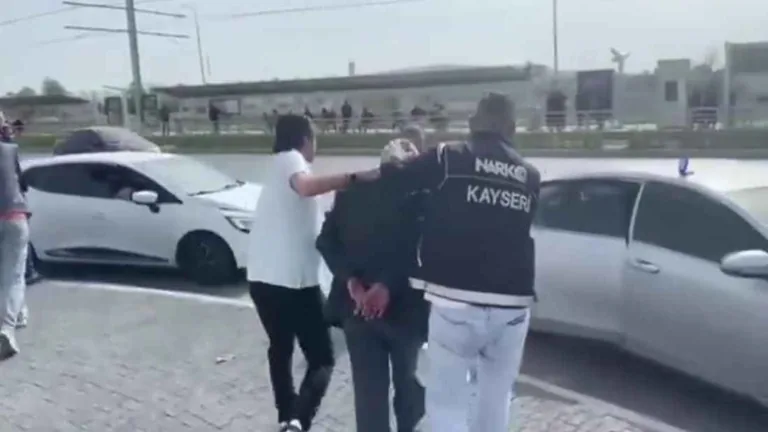 Nefes Kesen Operasyon: Yolcu Otobüsünde 4 Kilo 980 Gram Uyuşturucu Yakalandı! — haber görseli