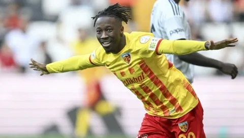 Kayserispor’da Carlos Mane’nin sözleşmesi 2+1 yıllığına uzatıldı — haber görseli