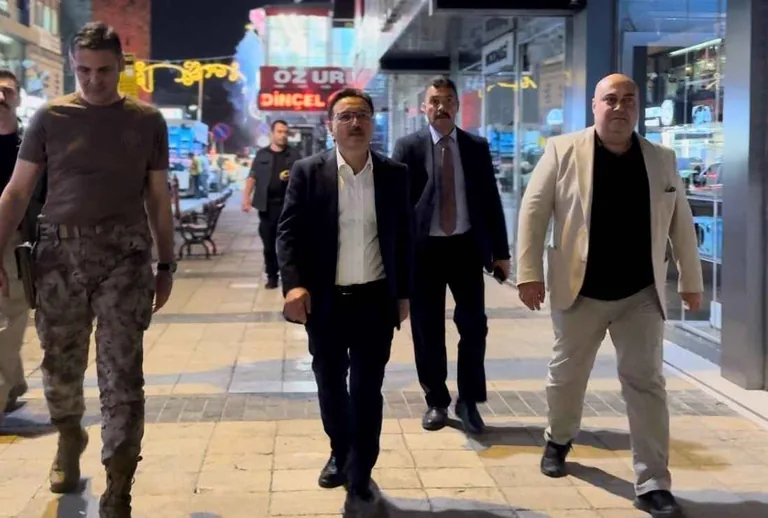Vali Gökmen Çiçek, Millet Caddesi'nde Vatandaşların Yoğun İlgisiyle Karşılaştı — haber görseli