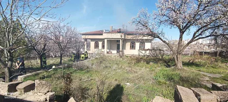 Son Dakika! Konaklar Mahallesinde Müstakil Evde Yangın: Yangın Bütün Binayı Sardı — haber görseli