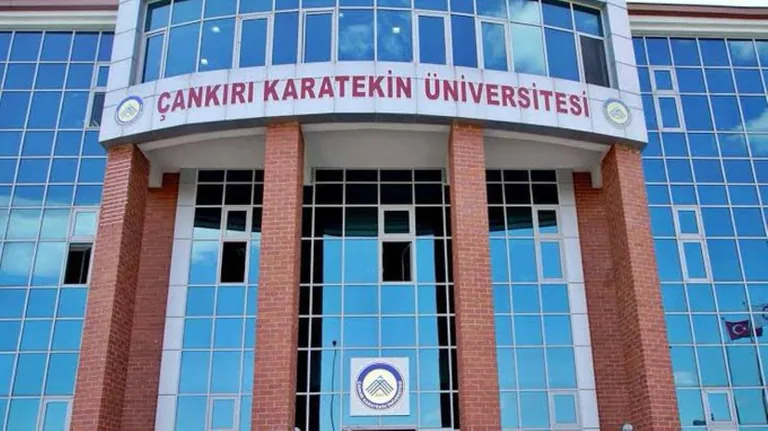 İstiklal Marşı'nda Ayağa Kalkmayan Akademisyen Açığa Alındı — haber görseli