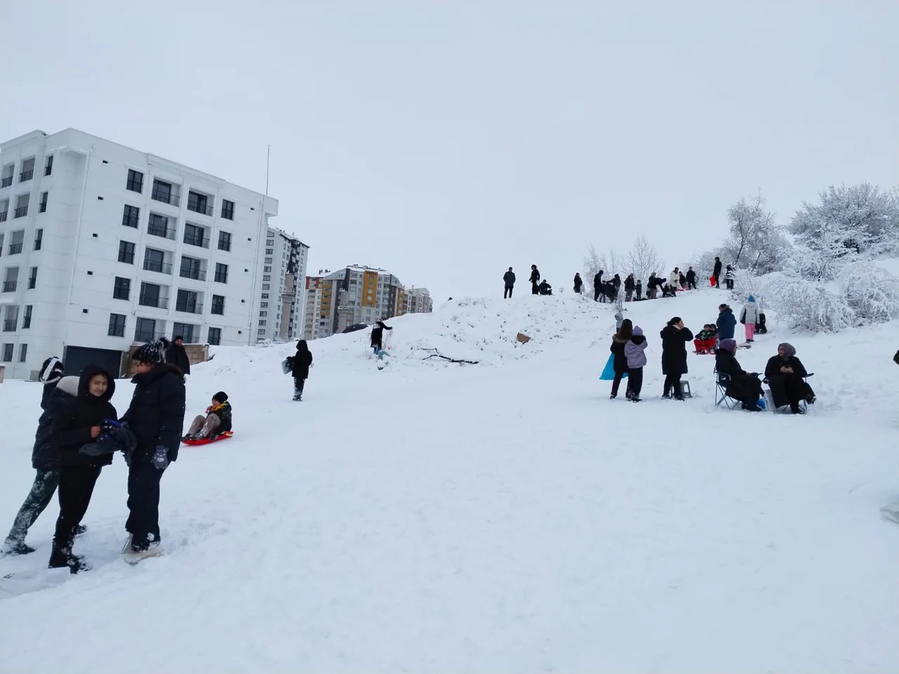 TALAS’TA KAR TATİLİ ŞENLİĞE DÖNÜŞTÜ! Kayseri'de okullar tatil oldu; Beleş Tepe öğrencilerle doldu — haber görseli