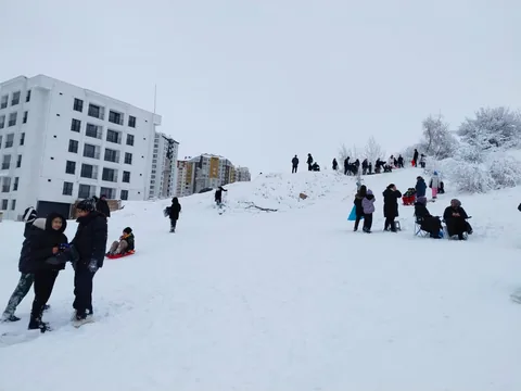 TALAS’TA KAR TATİLİ ŞENLİĞE DÖNÜŞTÜ! Kayseri'de okullar tatil oldu; Beleş Tepe öğrencilerle doldu — haber görseli