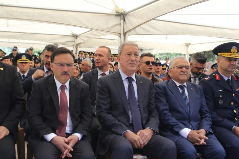 Kayseri protokolü şehit mezarlıklarını ziyaret etti
— haber görseli