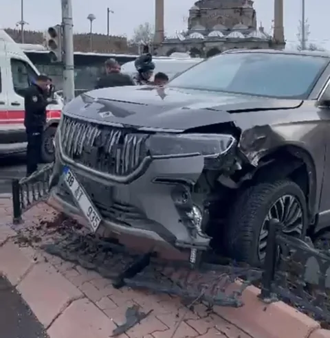 Kayseri Cumhuriyet Meydanı'nda Otomobil Yayalara Çarptı: 5 Yaralı — haber görseli