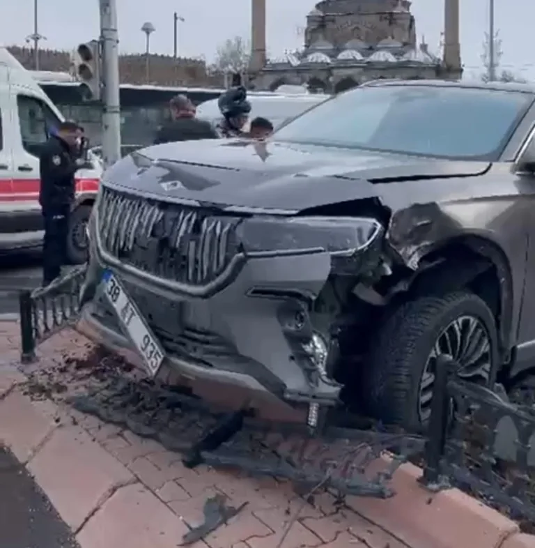 Kayseri Cumhuriyet Meydanı'nda Otomobil Yayalara Çarptı: 5 Yaralı — haber görseli
