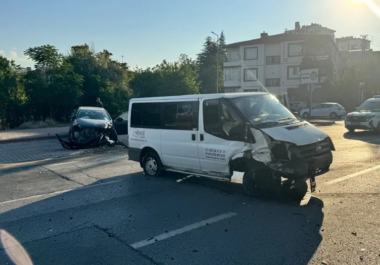Kayseri Bağdat Caddesi'nde minibüs ile otomobil çarpıştı: 2 yaralı — haber görseli