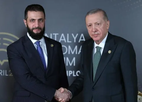Türkiye'den Ahmed Şara kararı! Mal varlıklarına yönelik dondurma kararı kaldırıldı . — haber görseli