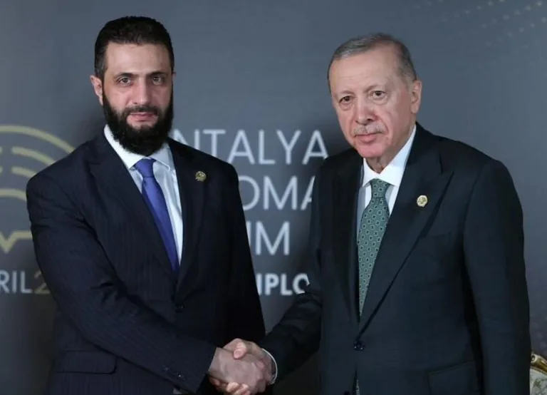 Türkiye'den Ahmed Şara kararı! Mal varlıklarına yönelik dondurma kararı kaldırıldı . — haber görseli