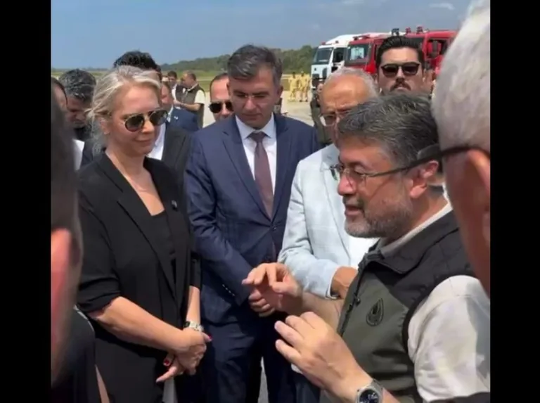 Bakan Yumaklı'dan Gönüllülere Net Mesaj: Orman Yangınlarıyla Mücadeleyi Profesyonel Ekipler Yürütür — haber görseli