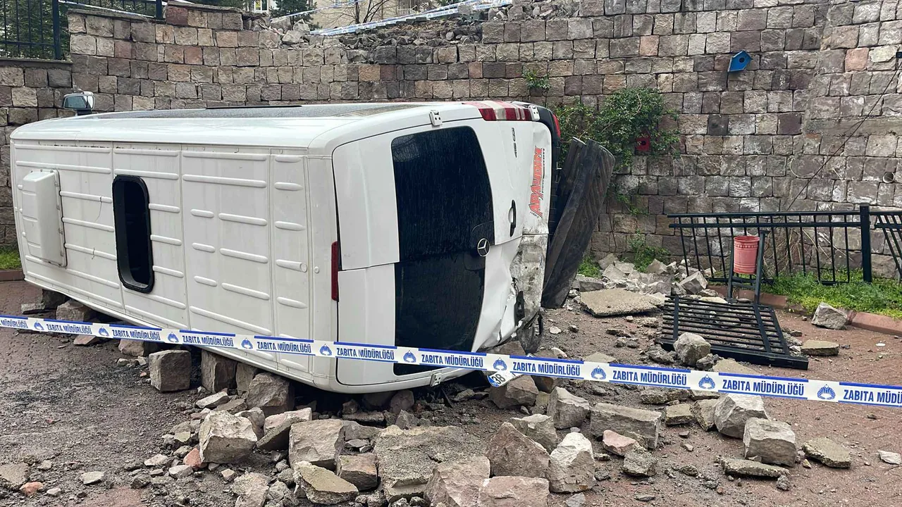 Kayseri Talas'ta Kontrolden Çıkan Minibüs 6 Metre Yükseklikten Devrildi: 1 Yaralı — haber görseli
