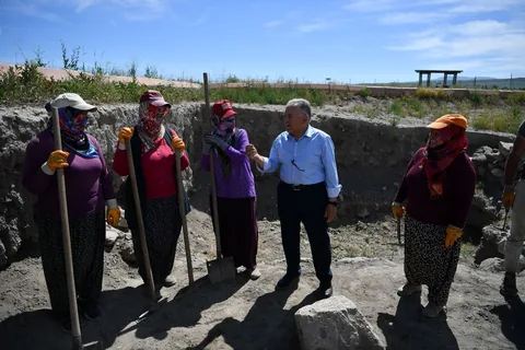 Başkan Büyükkılıç, eline kazma ve fırçayı alarak kazı çalışması gerçekleştirdi — haber görseli