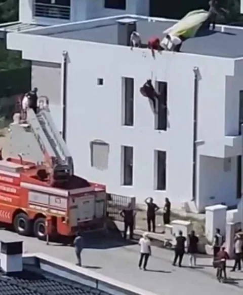 Kontrolünü Kaybeden Paraşütçü Çatıda Asılı Kaldı! Kurtarma Operasyonu Nefes Kesti — haber görseli