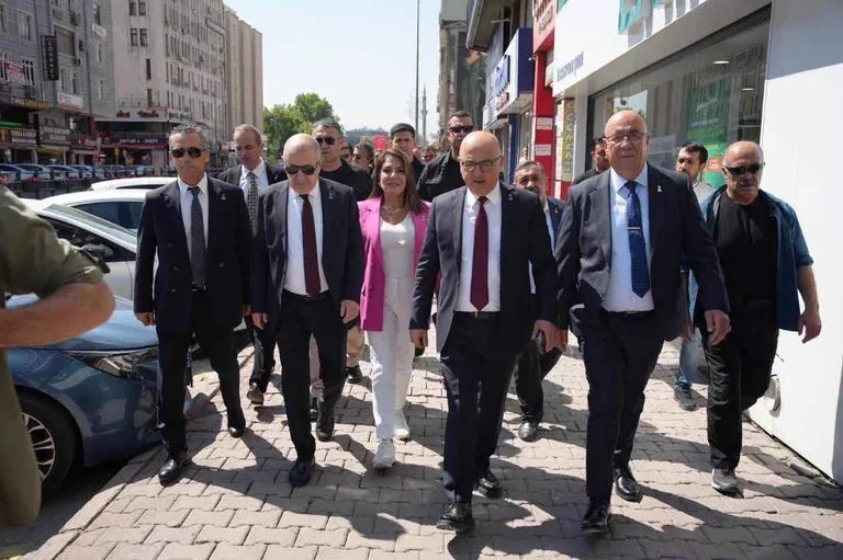 Zafer Partisi Lideri Kayseri’de! Ümit Özdağ Kayseri’de Esnaf ve Vatandaşlarla Buluştu — haber görseli