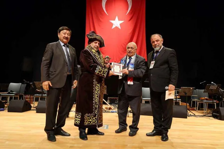 Çapan giydirildi, Kazak Hanı ilan edildi! Başkan Mustafa Yalçın’a “Türk Dünyası Üstün Hizmet Ödülü” — haber görseli