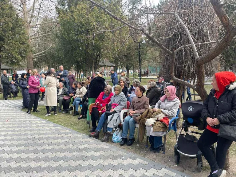 Kayseri'de Muhtar Adayları İlginç Çalışmalara İmza Atıyor! Mahalle Sakinlerine Konser — haber görseli