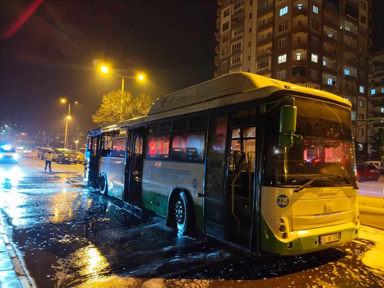 KAYSERİ'DE HALK OTOBÜSÜ ALEV ALEV YANDI: OTOBÜSTEN GERİYE DEMİR YIĞINLARI KALDI — haber görseli