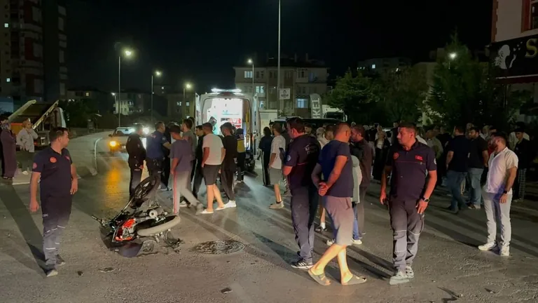 Kayseri Turgut Reis Mahallesi'nde  Otomobil ile Motosiklet Çarpıştı: 2 Yaralı — haber görseli
