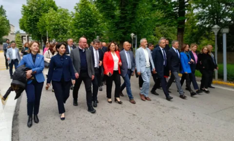 CHP yeni müfredat taslağını protesto için Milli Eğitim Bakanlığı'na yürüdü — haber görseli