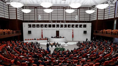 TBMM'de sandalye dağılımı değişti! İşte partilerin milletvekili sayıları — haber görseli