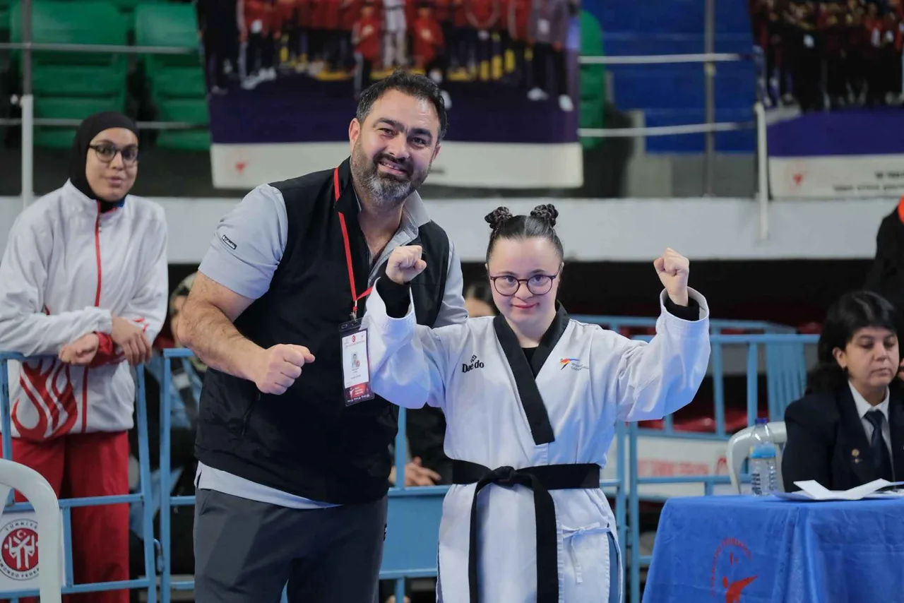 Ankara'daki Para Taekwondo Şampiyonası'nda gümüş madalya Kayseri'ye geldi! Tebrikler Büşra Yolun — haber görseli