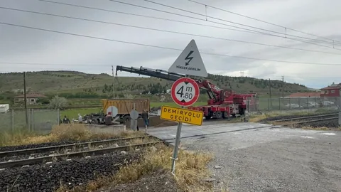 Kayseri’de Hemzemin Geçitte Feci Kaza: Tren ile Kamyon Çarpıştı, 2 Yaralı — haber görseli