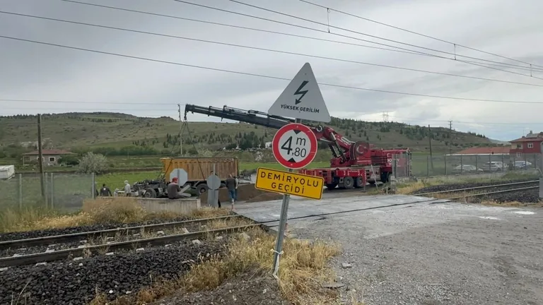 Kayseri’de Hemzemin Geçitte Feci Kaza: Tren ile Kamyon Çarpıştı, 2 Yaralı — haber görseli