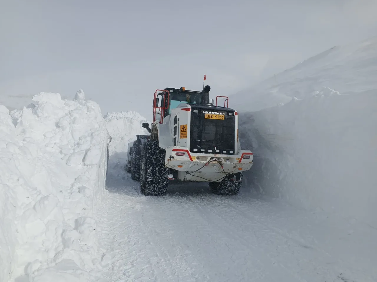 Kayseri’de Kar ve Tipi Etkisini Artırdı: 118 Mahalle Yolu Ulaşıma Açıldı — haber görseli