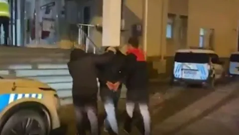 Trafik Uygulamasında Dehşet! Alkollü–Ehliyetsiz Sürücü Polis Memuruna Aracıyla Çarpıp Kaçtı  — haber görseli