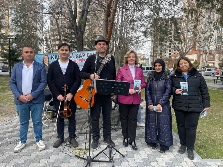 Kayseri'de Muhtar Adayları İlginç Çalışmalara İmza Atıyor! Mahalle Sakinlerine Konser — haber görseli