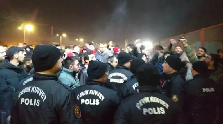 Sahadaki Ruhsuzluğa Taraftar Tokadı! Sivasspor Taraftarından Futbolculara Sert Tepki: Milyonluk Eşekler — haber görseli