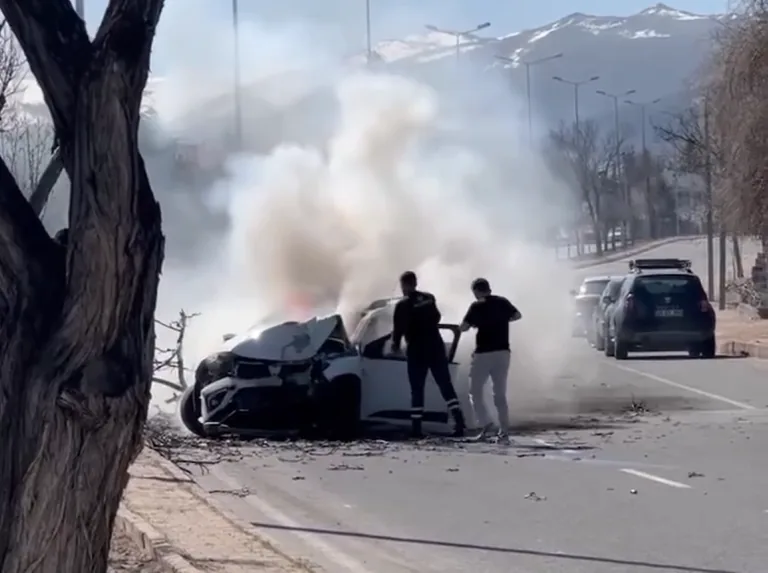 Kayseri'de Ağaca Çarpan Otomobilde Yangın Paniği — haber görseli