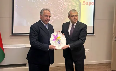 ŞUŞA EVİ’NİN MİMARI BAŞKAN YALÇIN, ŞUŞA’DA HAR-I BÜLBÜL PLAKETİYLE ONURLANDIRILDI — haber görseli