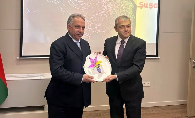 ŞUŞA EVİ’NİN MİMARI BAŞKAN YALÇIN, ŞUŞA’DA HAR-I BÜLBÜL PLAKETİYLE ONURLANDIRILDI — haber görseli