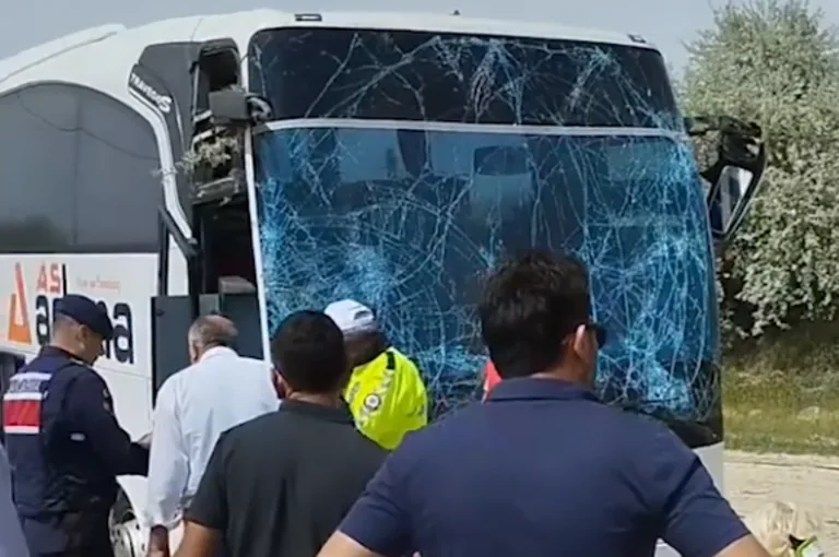 Kayseri- Niğde Karayolunda Yolcu Otobüsü Devrildi: 4 Yaralı — haber görseli