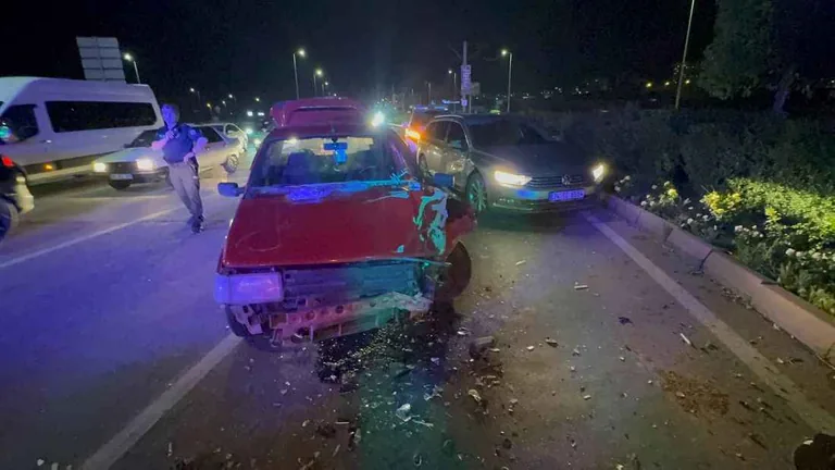 Sivas Bulvarı’nda Zincirleme Kaza! Kırmızı Işıkta Bekleyen Polis Aracına Çarptılar: 2 Yaralı — haber görseli