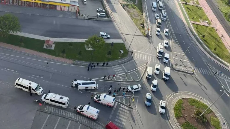 Esentepe'de Feci Kaza: Otomobille Servis Aracı Çarpıştı: 5 Yaralı — haber görseli