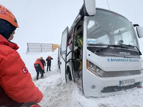 Kayseri-Malatya Karayolunda Can Pazarı! PINARBAŞI KARAHALKA MEVKİİNDE MİDİBÜS ŞARAMPOLE KAYDI, 22 YARALI — haber görseli