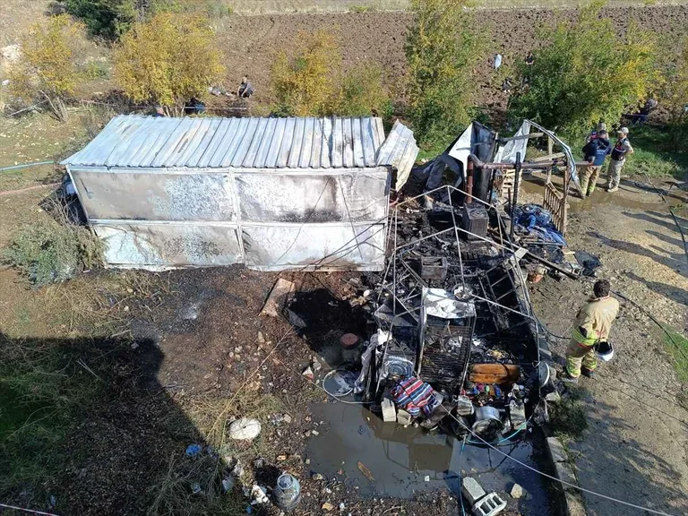Hatay'da konteyner yangını: Yayladağı'nda 1 yaşındaki bebek yaşamını yitirdi, annesi yaralandı — haber görseli