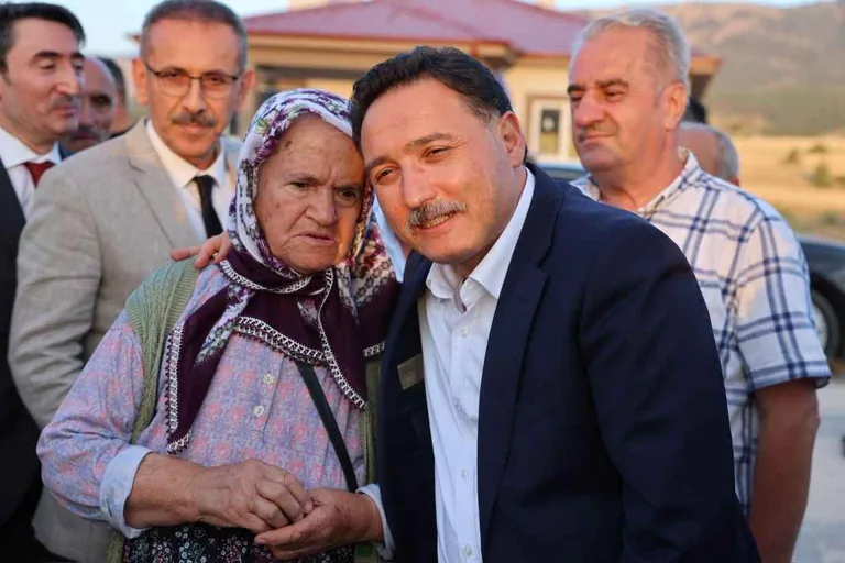 Depremzedeler Yeni Yuvalarına Kavuştu! Develi'de 15 Afet Konutunun Anahtarları Teslim Edildi — haber görseli