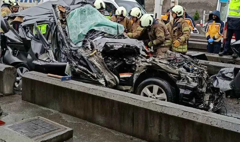 Pendik Gişeler Can Almaya Devam Ediyor! Otomobil Tırın Altına Girdi:1 Ölü — haber görseli