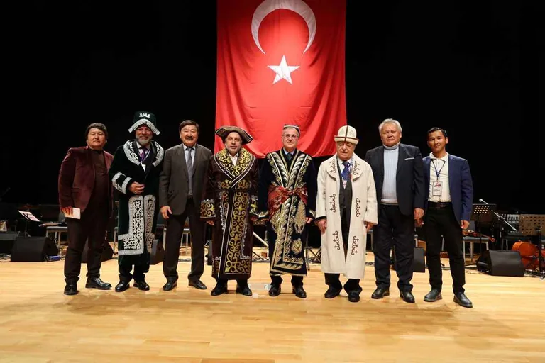 Çapan giydirildi, Kazak Hanı ilan edildi! Başkan Mustafa Yalçın’a “Türk Dünyası Üstün Hizmet Ödülü” — haber görseli