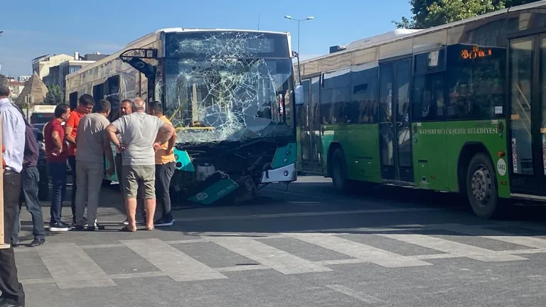 Fren Arızası Halk Otobüsünü Kontrolden Çıkardı! Otobüs Kaldırıma Çıktı, 3 Yaralı — haber görseli