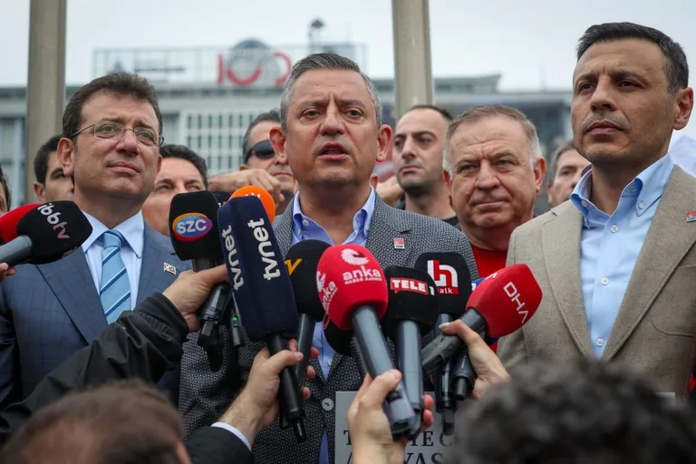 CHP Genel Başkanı Özgür Özel, Sinan Ateş cinayeti iddianamesine tepki gösterdi — haber görseli