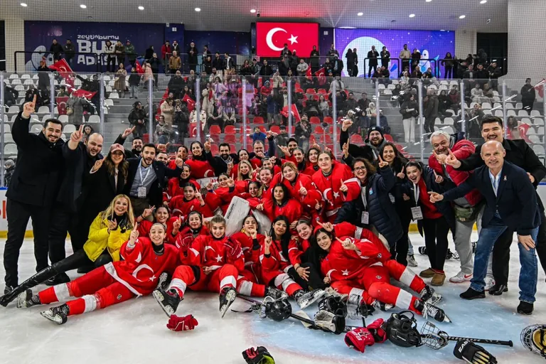 TARİHİ BAŞARI! U18 Kadın Buz Hokeyi Takımımız, Dünya Şampiyonası'nda Altın Madalya Kazandı — haber görseli