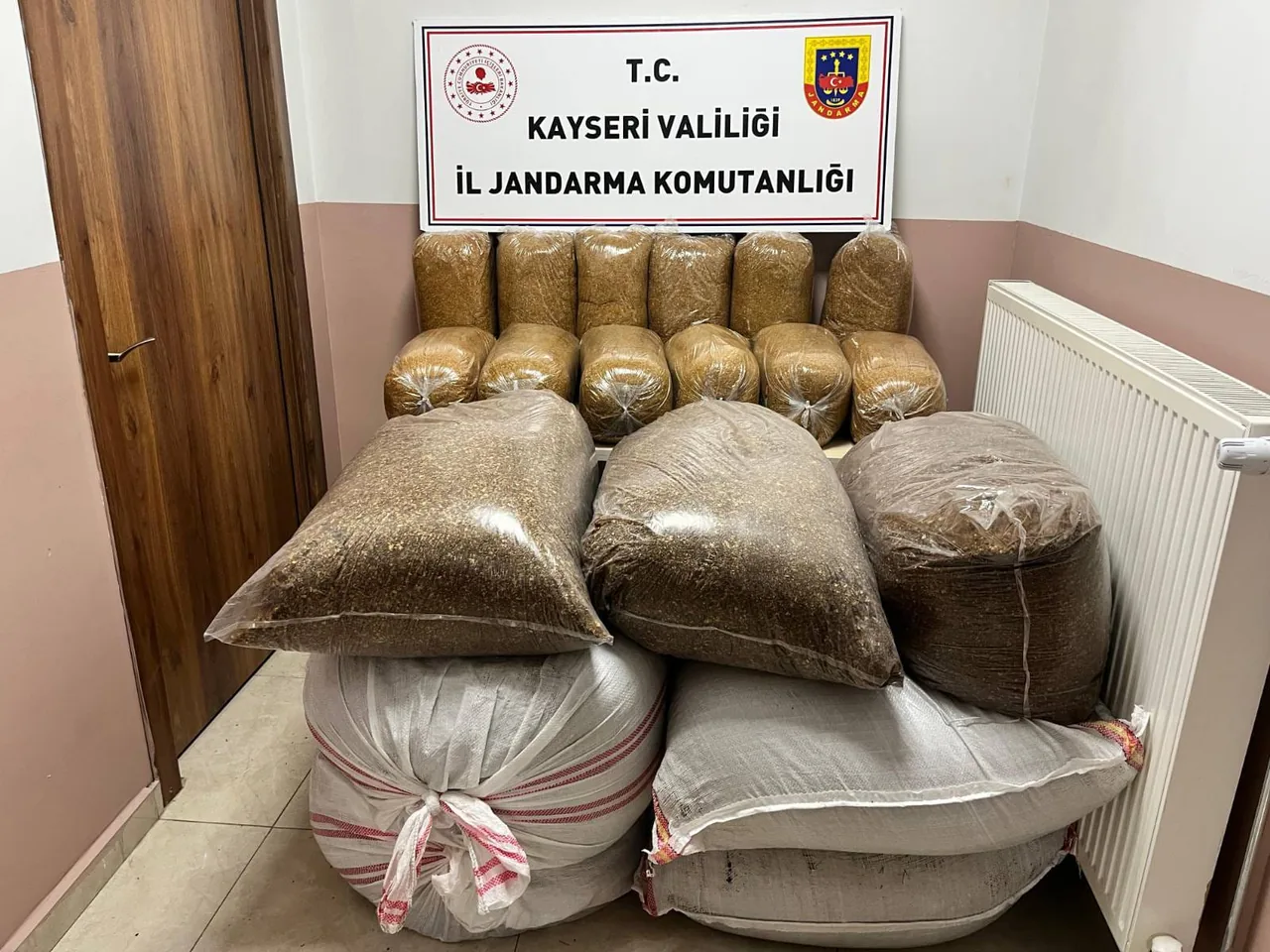 Otobüs Değil Tütün Deposu! Pınarbaşı'da Yolcu Otobüsünde 600 Kilogram Kaçak Tütün! Sürücü Gözaltında — haber görseli