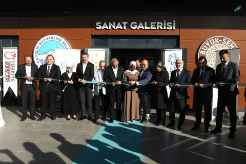 Kayseri’de “Bi’ Dünya Sanat” Sergisi Sanatseverlerle Buluştu — haber görseli