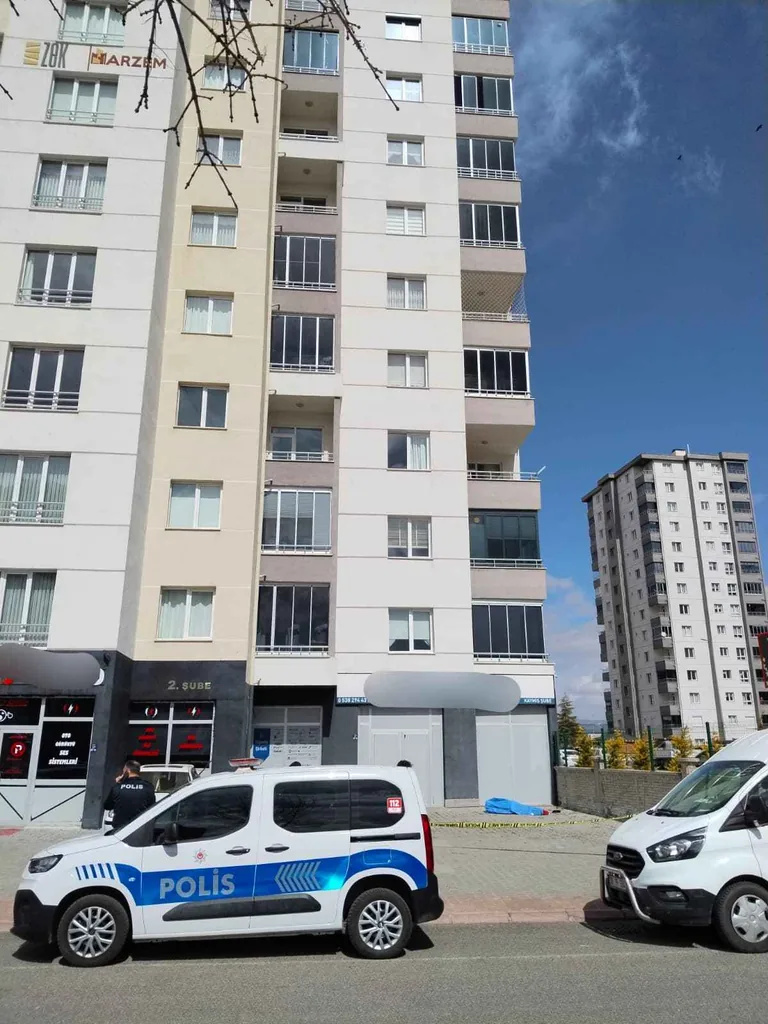 Kayseri'de 3. Kattan Düşen 83 Yaşındaki Adam Hayatını Kaybetti — haber görseli