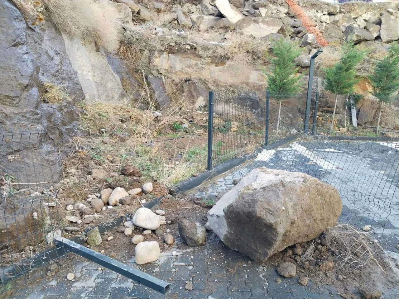 Talas’ta Korku Dolu Anlar: 15 Katlı Binanın Önüne Dev Kaya Düştü! — haber görseli