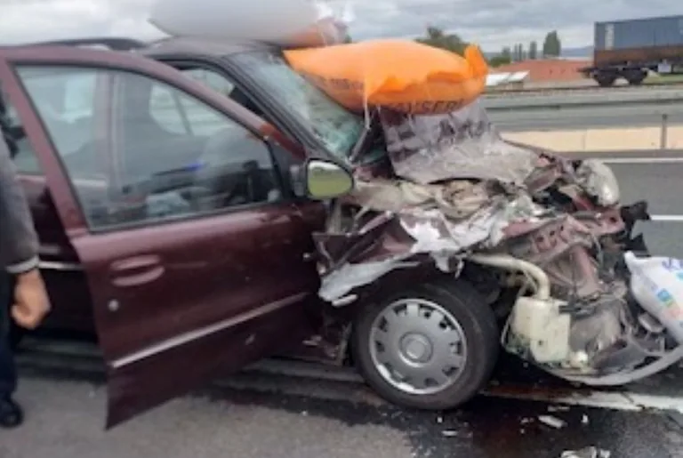 Otomobilin kamyona çarpması sonucu 3 kişi yaralandı — haber görseli